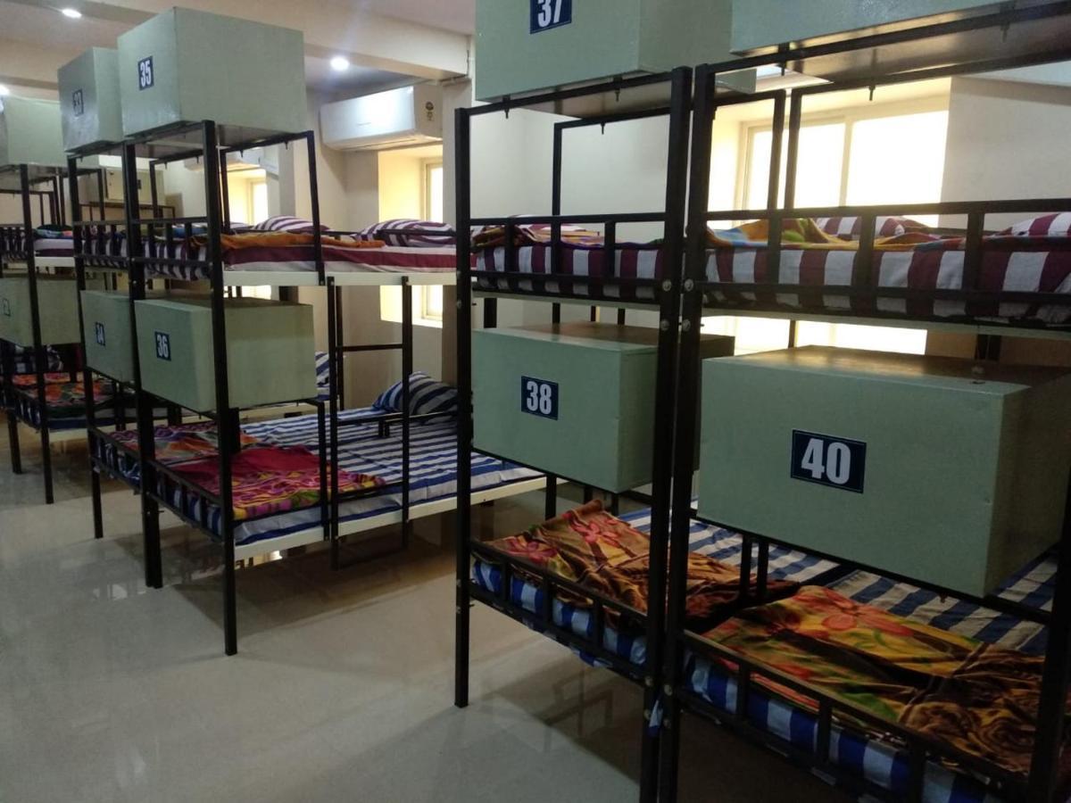 Sleep Well A/C Deluxe Dormitory Visakhapatnam Eksteriør bilde