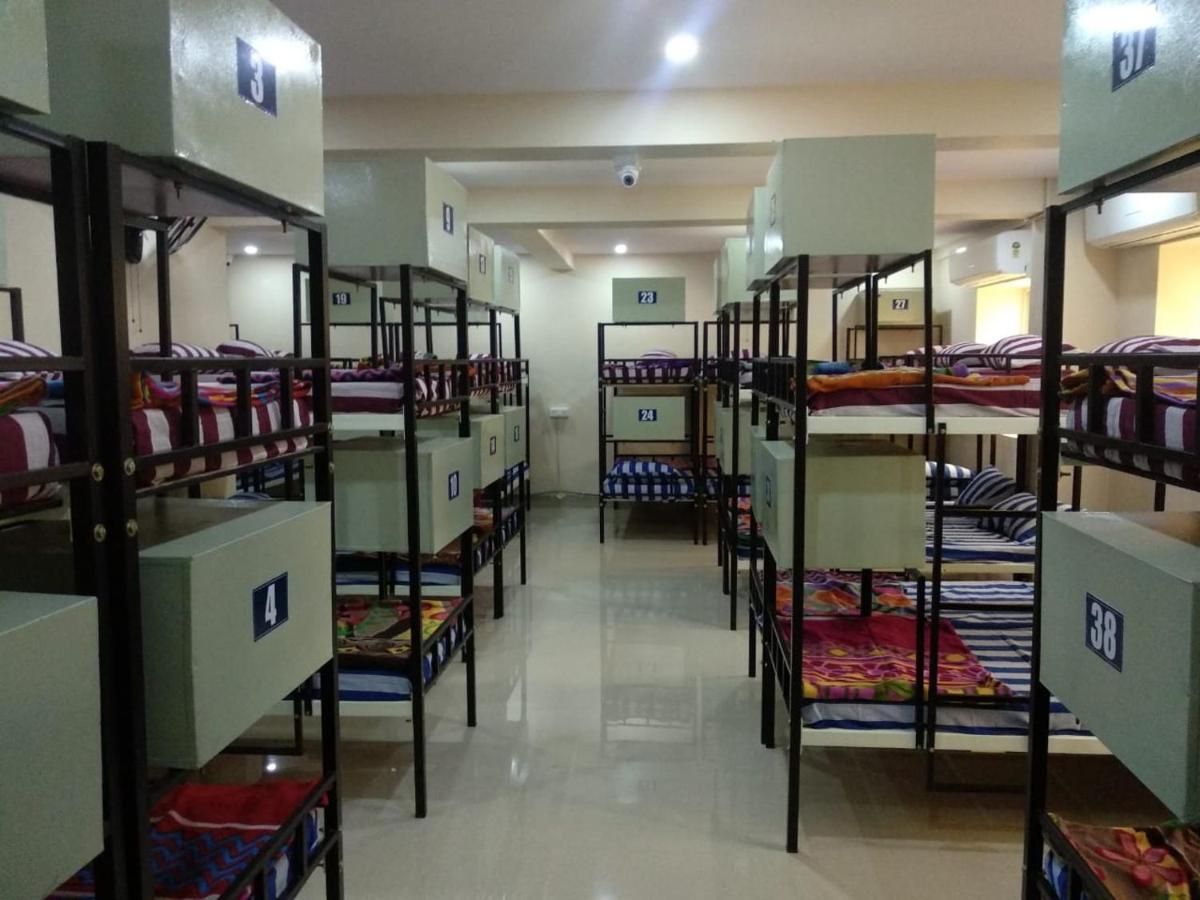 Sleep Well A/C Deluxe Dormitory Visakhapatnam Eksteriør bilde